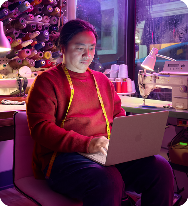 3594621 Apple Macbook Neo S06 Lifestyle